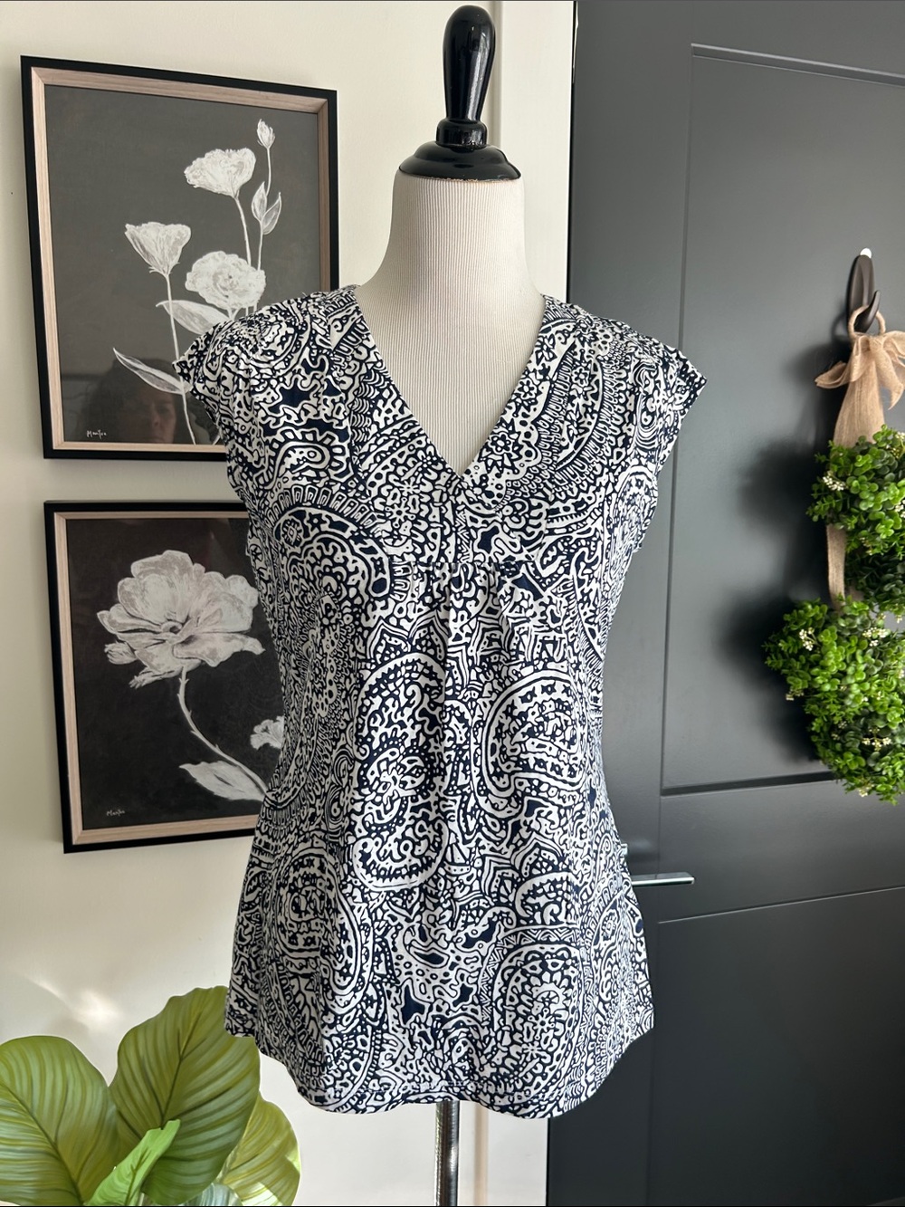 Lovely M 🌹Navy and White Paisley V-Neck Cap Sleeve Top